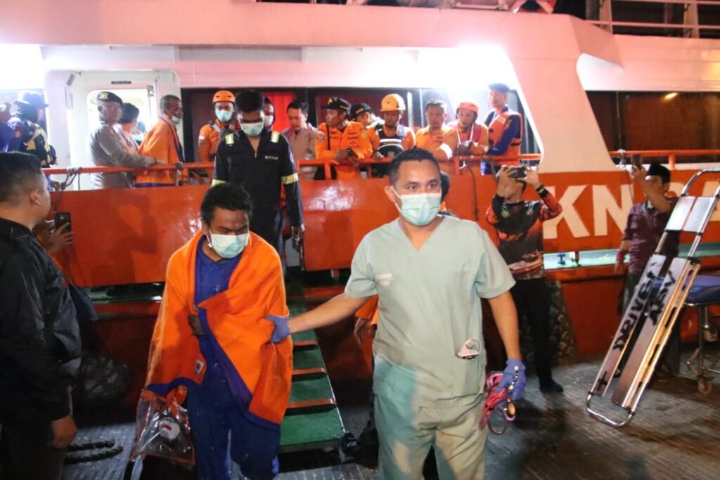 Kapolresta Sumenep Sambut Kedatangan Korban Evakuasi KM Mutiara Sentosa 2 di Pelabuhan Kalianget 2 WhatsApp Image 2026 08 03 at 16.31.071