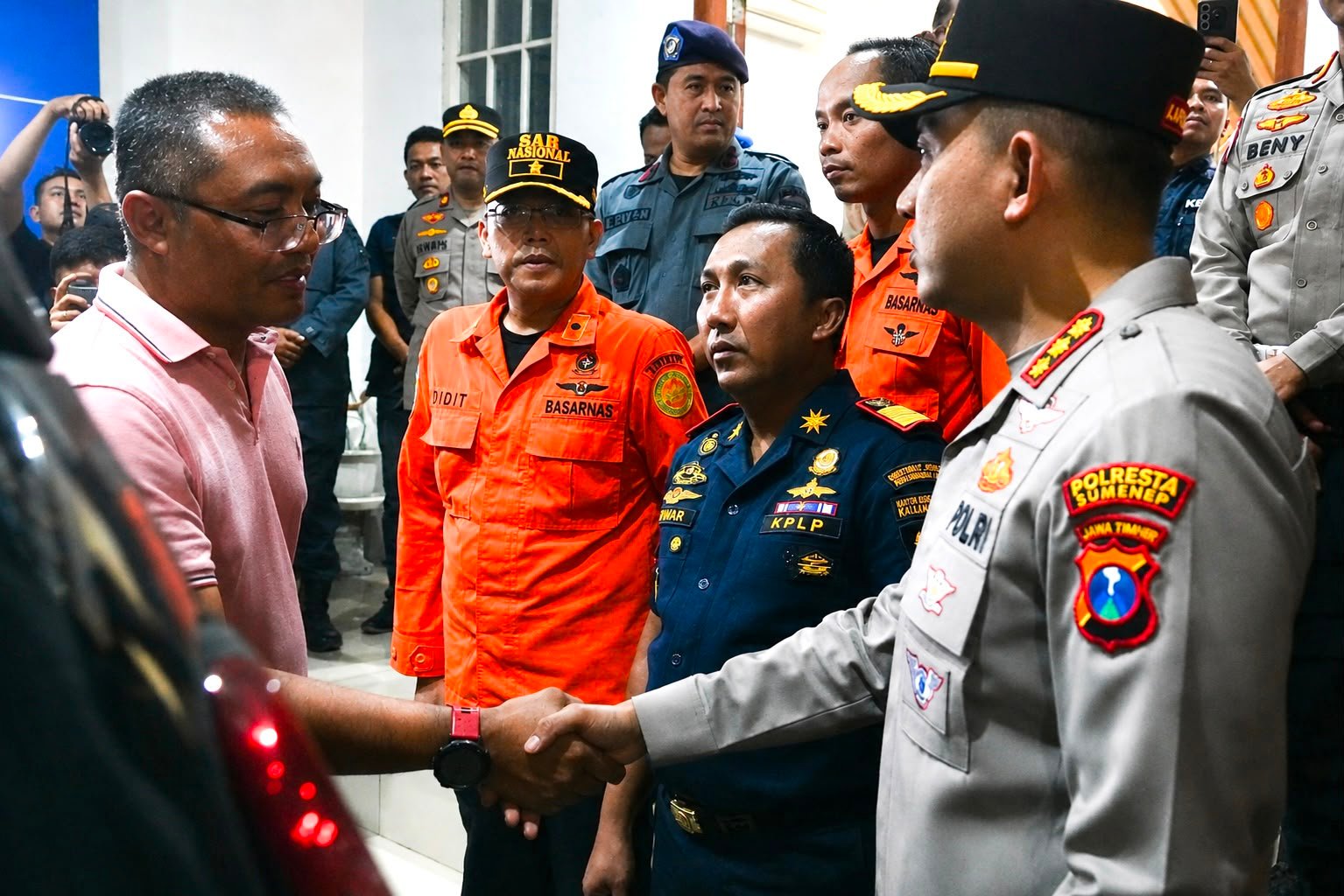 Wujud Kepedulian Polri, Kapolresta Sumenep Koordinasikan dan Berangkatkan Empat Korban Kebakaran KMP Mutiara Sentosa 2 ke Posko Pusat Tg. Perak Surabaya 1 WhatsApp Image 2026 08 05 at 7.54.48 AM
