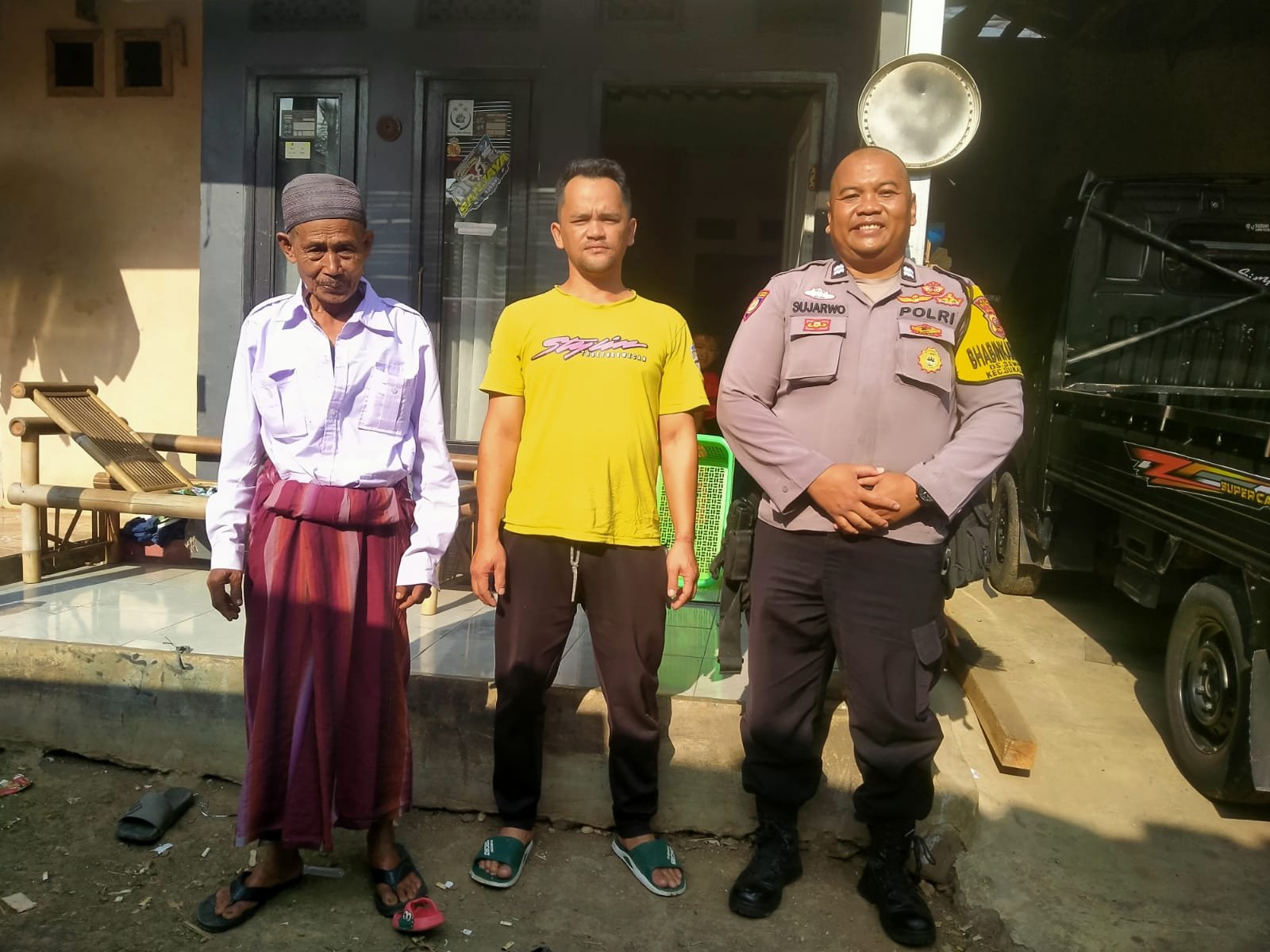 Jalin Silaturahmi hingga ke Rumah Warga, Aiptu Sujarwo Perkuat Keamanan Desa Semplak 1 WhatsApp Image 2026 08 18 at 7.40.05 AM