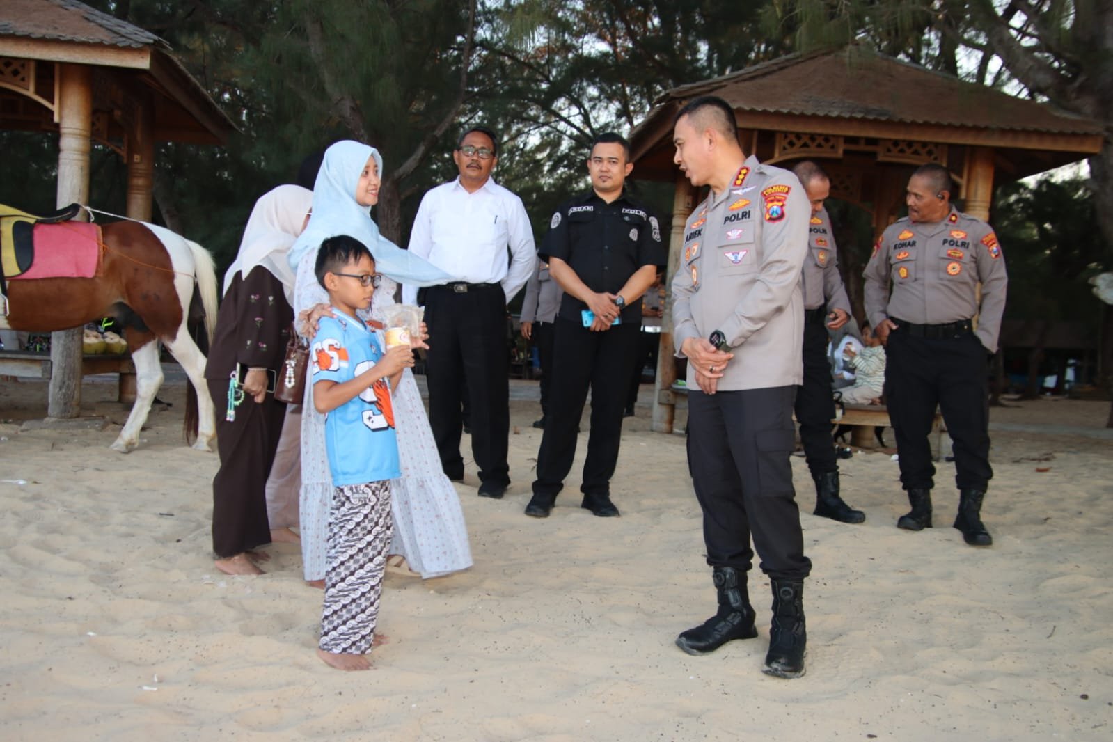 Senja di Pantai Lombang, Kapolresta Sumenep Sapa Wisatawan Lewat Patroli Harkamtibmas 3 WhatsApp Image 2026 08 25 at 17.08.25