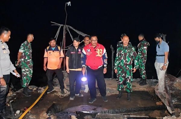 bupati sukabumi asep japar jaket merah saat meninjau lokasi kebakaran 1785031318902 169