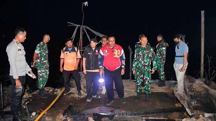 bupati sukabumi asep japar jaket merah saat meninjau lokasi kebakaran 1785031318902 169