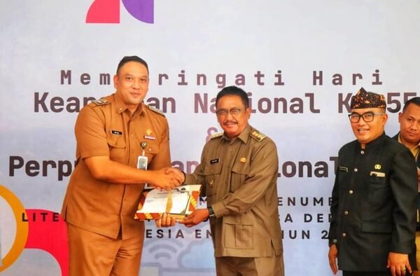 bupati sukabumi asep japar serahkan penghargaan kepada kepala bapenda herdy somantri 1781507309831 169