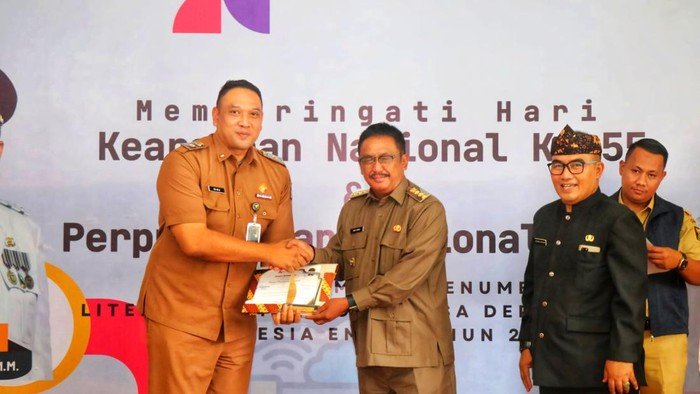Bapenda Sukabumi Borong Dua Trofi di AAI Award 2026 1 bupati sukabumi asep japar serahkan penghargaan kepada kepala bapenda herdy somantri 1781507309831 169