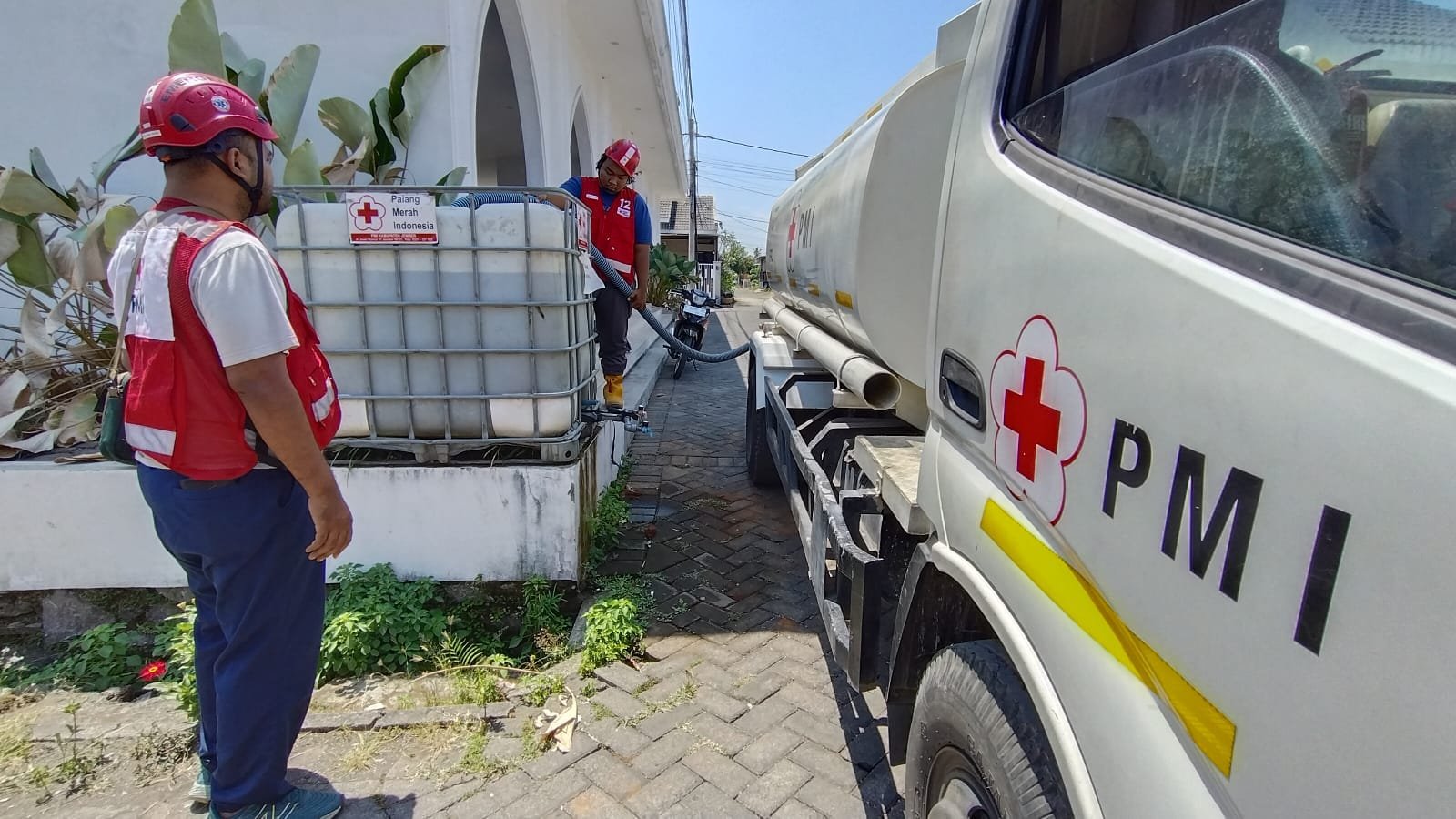 Kekeringan Meluas di Jember, Warga Jubung Mulai Andalkan Pasokan Air Bersih 2 WhatsApp Image 2026 09 22 at 1.26.51 PM