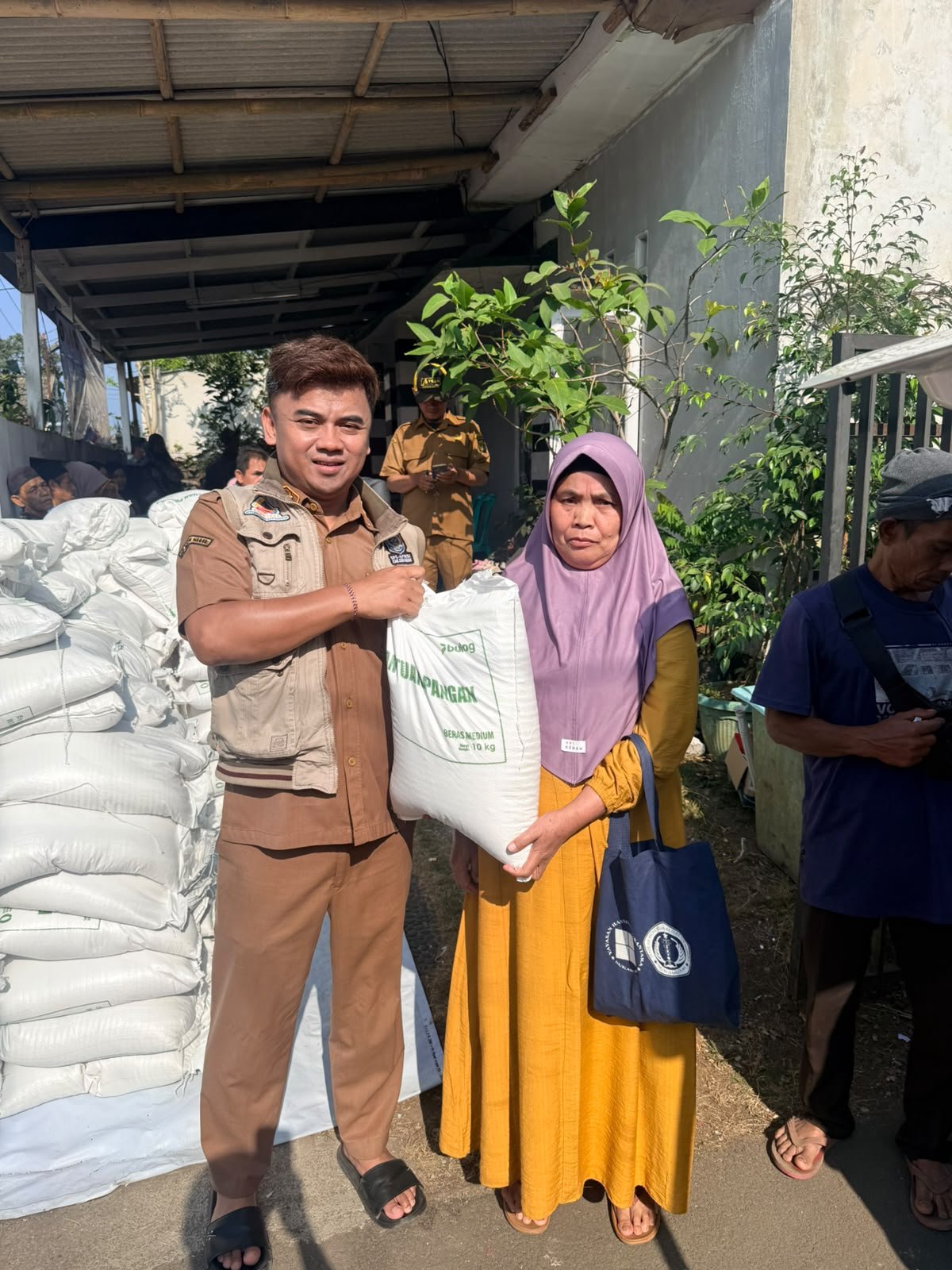 Permudah Akses Warga dan Lansia, Pemdes Cisarua Salurkan Bantuan Beras Langsung ke Setiap Kedusunan 1 WhatsApp Image 2026 09 23 at 11.11.11 AM