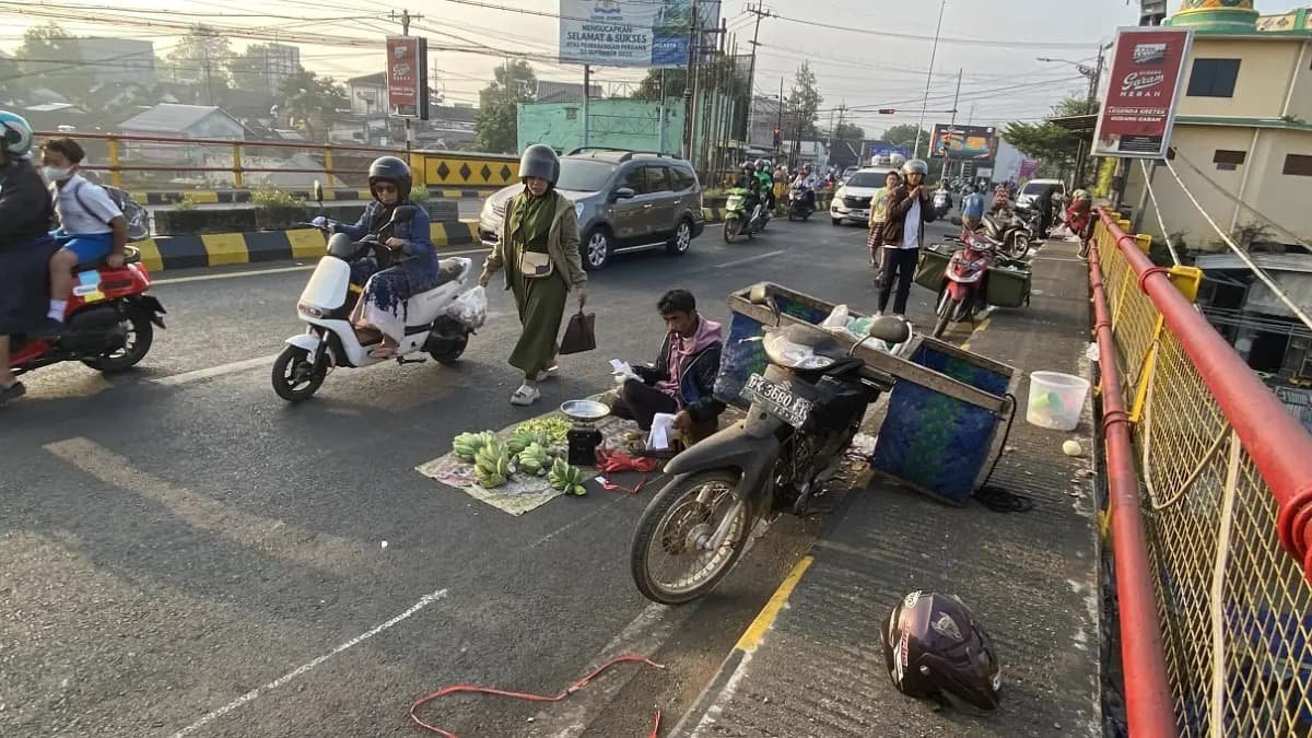 PKL di Jembatan Gladak Kembar Jember Masih Berjualan Lewat Pukul 06.00 WIB 1 WhatsApp Image 2026 09 30 at 10.38.28 AM