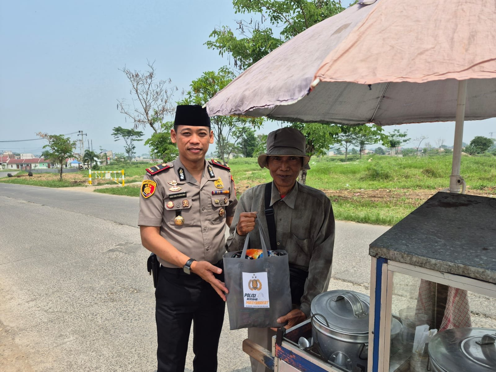 Perkuat Kedekatan dengan Masyarakat, Polsek Cangkuang Bagikan Paket Sembako kepada Warga Kurang Mampu 5 WhatsApp Image 2026 10 16 at 1.43.20 PMa