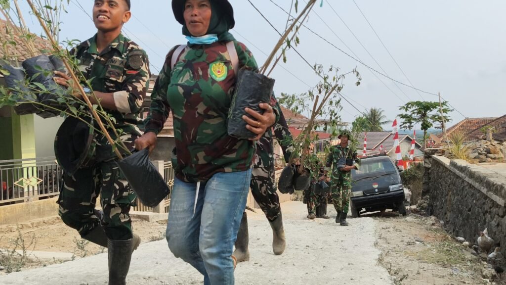 Perkuat Ketahanan Pangan, Satgas TMMD ke-130 Tanam Sayuran dan Bagikan Bibit kepada Warga 4 WhatsApp Image 2026 10 17 at 13.26.12 1