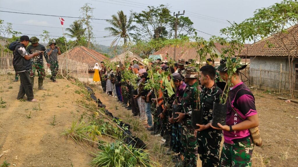 Perkuat Ketahanan Pangan, Satgas TMMD ke-130 Tanam Sayuran dan Bagikan Bibit kepada Warga 3 WhatsApp Image 2026 10 17 at 13.26.12