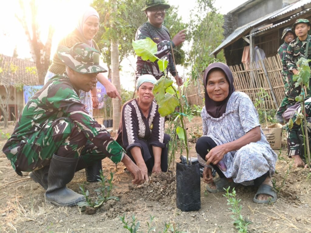 Perkuat Ketahanan Pangan, Satgas TMMD ke-130 Tanam Sayuran dan Bagikan Bibit kepada Warga 2 WhatsApp Image 2026 10 17 at 13.26.13 1