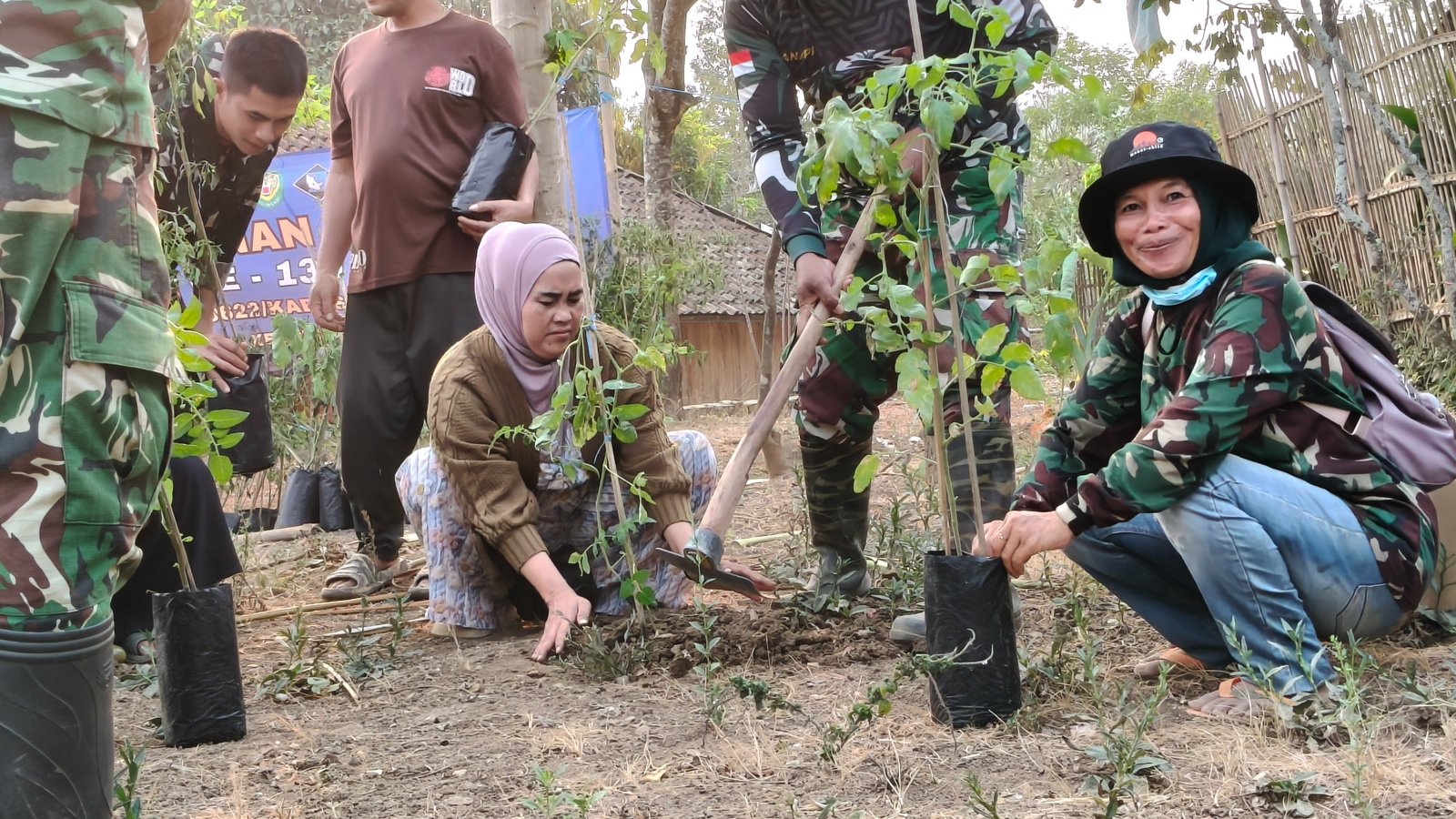 Perkuat Ketahanan Pangan, Satgas TMMD ke-130 Tanam Sayuran dan Bagikan Bibit kepada Warga 1 WhatsApp Image 2026 10 17 at 13.26.13