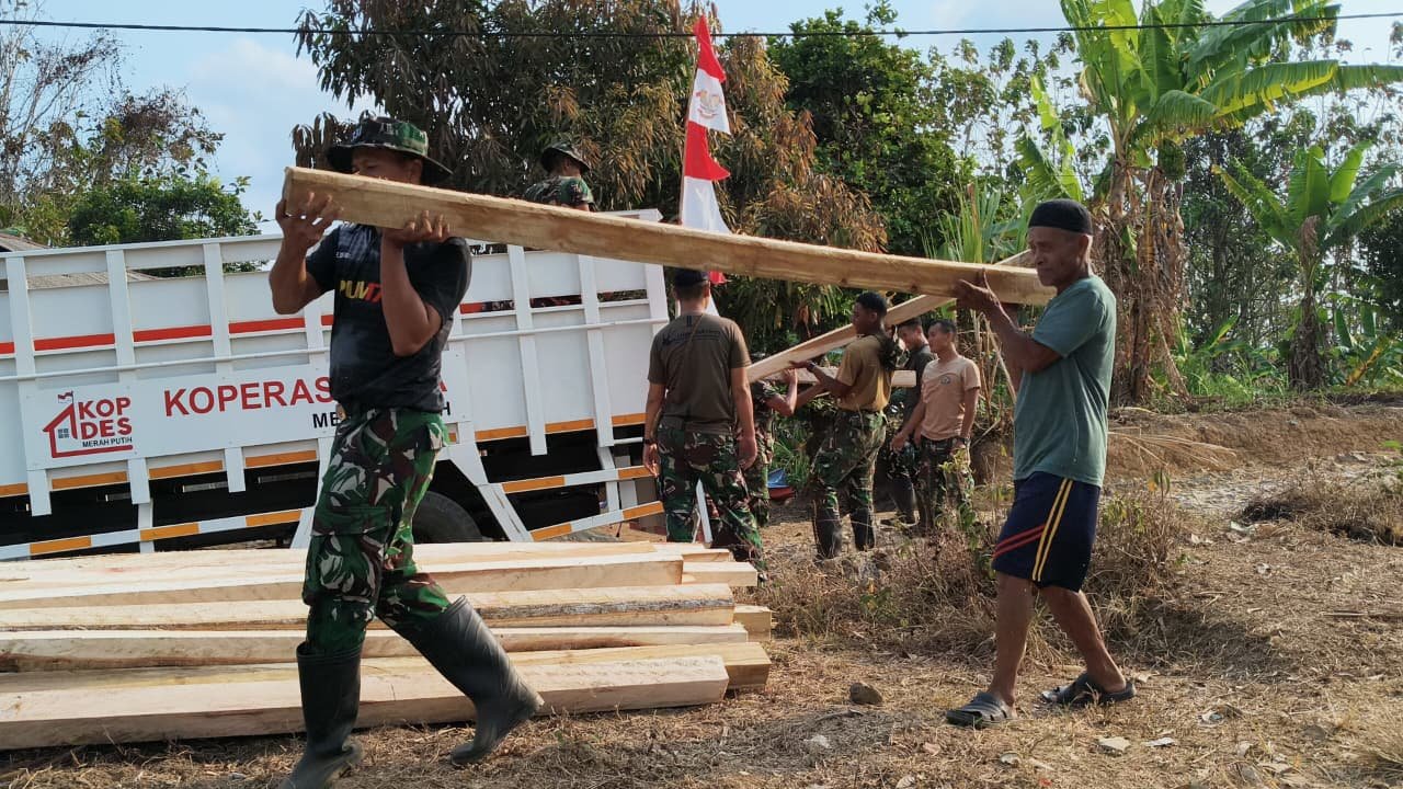 Satgas TMMD ke-130 Kodim 0622/Kabupaten Sukabumi Bersama Warga Gotong Royong Angkut Kayu untuk Renovasi Masjid Al Barokah 2 WhatsApp Image 2026 10 19 at 20.51.37